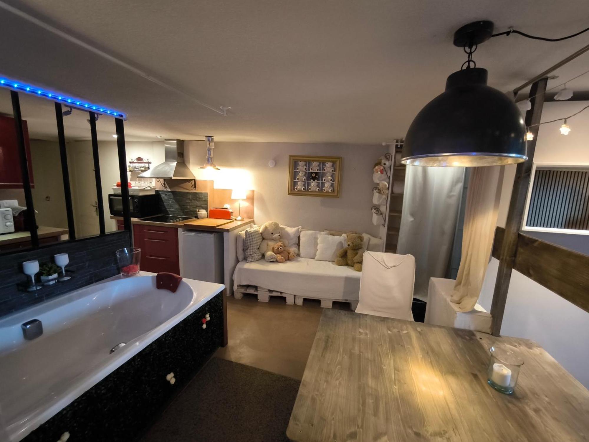 Love-Room Discret 40 M2 Bormes Les Mimosas Village Avec Terrasse Bormes-les-Mimosas Exterior foto