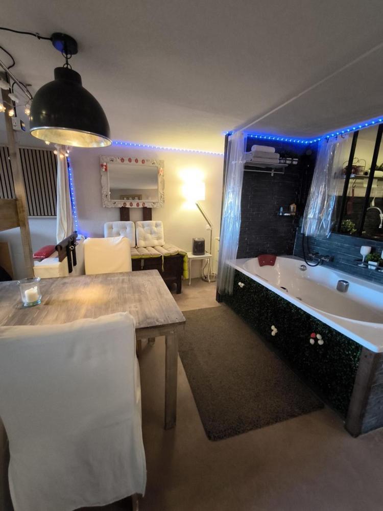 Love-Room Discret 40 M2 Bormes Les Mimosas Village Avec Terrasse Bormes-les-Mimosas Exterior foto